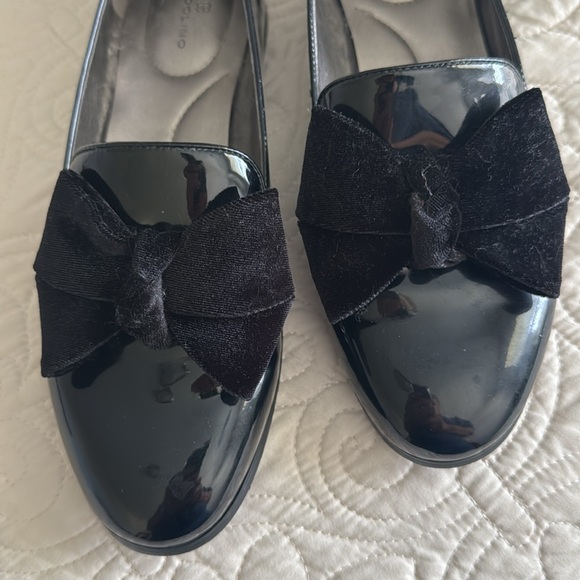 Bandolino Black Patent Leather Flats & Loafers w/ Velvet Bow - Picture 6 of 6